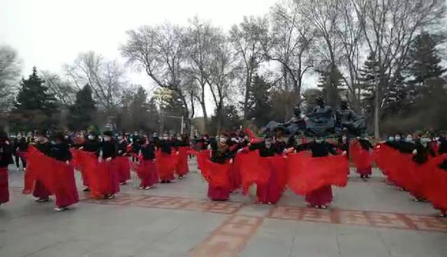 红霞舞蹈队为建党一百周年排节目